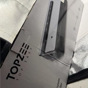Topzee Vacuum Sealer in Silver and Black BRAND NEW